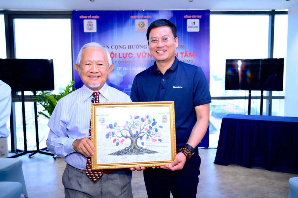 Thay Phan Van Truong tang buc tranh cho Tuan